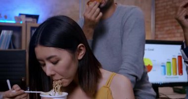 Şirket ekibi fazla mesai yapıyor ve mini parti geceleri iş arkadaşlarıyla dinleniyor..