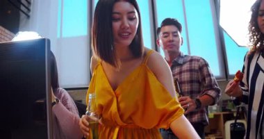 Şirket ekibi fazla mesai yapıyor ve mini parti geceleri iş arkadaşlarıyla dinleniyor..