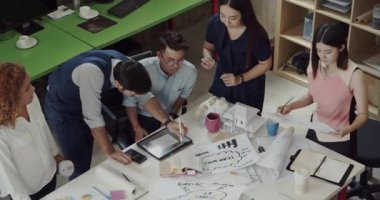 Şirket ekibi iş arkadaşlarıyla çalışıyor, toplantı yapıyor ve modern ofiste rahatlıyor.. 