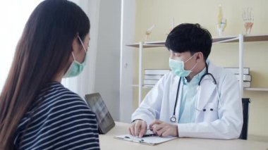 Asyalı erkek doktor hastanedeki Asyalı kadın hastanın röntgen testini yapıyor.