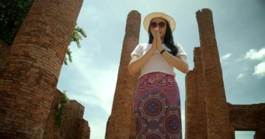 Kamerayı Ayuthaya, Tayland 'daki antik tarihi parktaki sevimli Asyalı kadın seyahatleri ve başarıları üzerine çevirin.