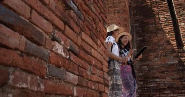 İki Asyalı bayan turist Tayland 'ın Ayutthaya kentindeki Antik Tarih Parkını ziyaret etti.