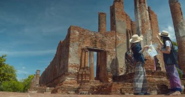 İki Asyalı bayan turist Tayland 'ın Ayutthaya kentindeki Antik Tarih Parkını ziyaret etti.