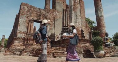 İki Asyalı bayan turist Tayland 'ın Ayutthaya kentindeki Antik Tarih Parkını ziyaret etti.