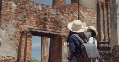 İki Asyalı bayan turist Tayland 'ın Ayutthaya kentindeki Antik Tarih Parkını ziyaret etti.