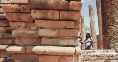 İki Asyalı bayan turist Tayland 'ın Ayutthaya kentindeki Antik Tarih Parkını ziyaret etti.