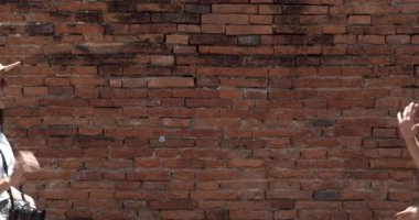 İki Asyalı bayan turist Tayland 'ın Ayutthaya kentindeki Antik Tarih Parkını ziyaret etti.