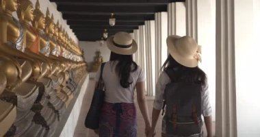 İki Asyalı bayan turist Tayland 'ın Ayutthaya kentindeki Antik Tarih Parkını ziyaret etti.