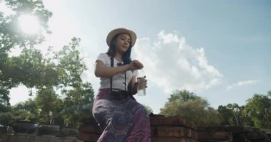 İki Asyalı bayan turist Tayland 'ın Ayutthaya kentindeki Antik Tarih Parkını ziyaret etti.