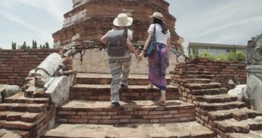 İki Asyalı bayan turist Tayland 'ın Ayutthaya kentindeki Antik Tarih Parkını ziyaret etti.