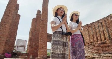İki Asyalı bayan turist Tayland 'ın Ayutthaya kentindeki Antik Tarih Parkını ziyaret etti.