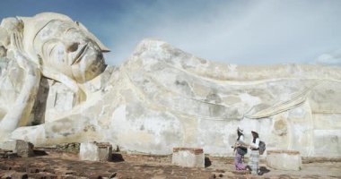 İki Asyalı bayan turist Tayland 'ın Ayutthaya kentindeki Antik Tarih Parkını ziyaret etti.