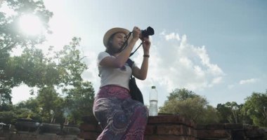 İki Asyalı bayan turist Tayland 'ın Ayutthaya kentindeki Antik Tarih Parkını ziyaret etti.