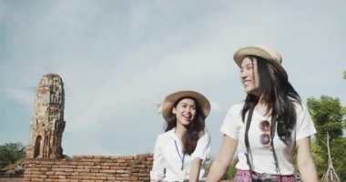 İki Asyalı bayan turist Tayland 'ın Ayutthaya kentindeki Antik Tarih Parkını ziyaret etti.