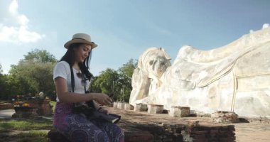 İki Asyalı bayan turist Tayland 'ın Ayutthaya kentindeki Antik Tarih Parkını ziyaret etti.