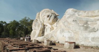 İki Asyalı bayan turist Tayland 'ın Ayutthaya kentindeki Antik Tarih Parkını ziyaret etti.