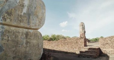 İki Asyalı bayan turist Tayland 'ın Ayutthaya kentindeki Antik Tarih Parkını ziyaret etti.