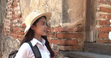 İki Asyalı bayan turist Tayland 'ın Ayutthaya kentindeki Antik Tarih Parkını ziyaret etti.