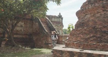 İki Asyalı bayan turist Tayland 'ın Ayutthaya kentindeki Antik Tarih Parkını ziyaret etti.