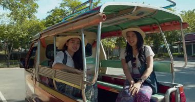 İki Asyalı bayan turist Tayland 'ın Ayutthaya kentindeki Antik Tarih Parkını ziyaret etti.