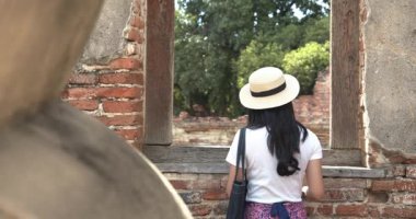 İki Asyalı bayan turist Tayland 'ın Ayutthaya kentindeki Antik Tarih Parkını ziyaret etti.