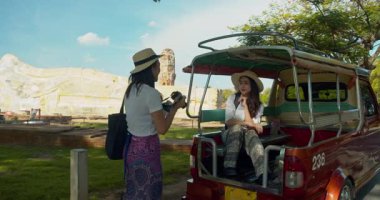 İki Asyalı bayan turist Tayland 'ın Ayutthaya kentindeki Antik Tarih Parkını ziyaret etti.