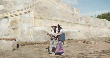 İki Asyalı bayan turist Tayland 'ın Ayutthaya kentindeki Antik Tarih Parkını ziyaret etti.