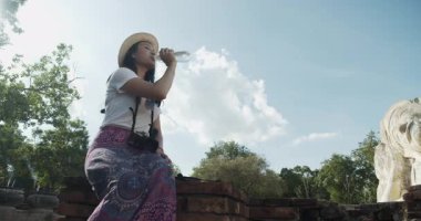 İki Asyalı bayan turist Tayland 'ın Ayutthaya kentindeki Antik Tarih Parkını ziyaret etti.