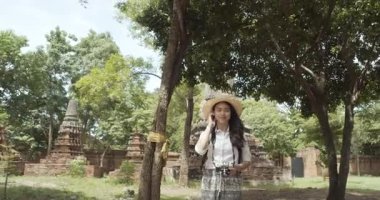 İki Asyalı bayan turist Tayland 'ın Ayutthaya kentindeki Antik Tarih Parkını ziyaret etti.