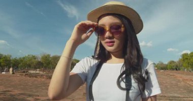 İki Asyalı bayan turist Tayland 'ın Ayutthaya kentindeki Antik Tarih Parkını ziyaret etti.