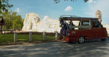 İki Asyalı bayan turist Tayland 'ın Ayutthaya kentindeki Antik Tarih Parkını ziyaret etti.