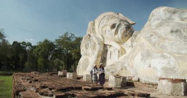 İki Asyalı bayan turist Tayland 'ın Ayutthaya kentindeki Antik Tarih Parkını ziyaret etti.