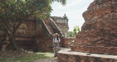 İki Asyalı bayan turist Tayland 'ın Ayutthaya kentindeki Antik Tarih Parkını ziyaret etti.