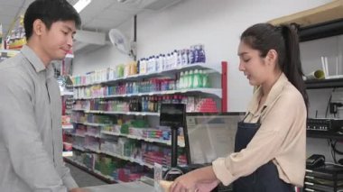 Müşteriler eşya alıp mağazadaki kasiyere ödeme yaparlar..