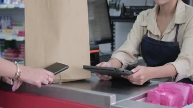 Müşteriler eşya alıp mağazadaki kasiyere ödeme yaparlar..