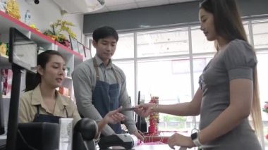 Müşteriler eşya alıp mağazadaki kasiyere ödeme yaparlar..