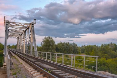Gün batımında Nehri demiryolu Köprüsü.