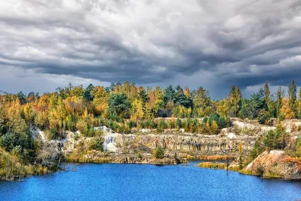 Podzimní Krajina Skalnatý Břeh Jezera Stromy Zažloutlými Listy Bouřkovými Mraky — Stock fotografie