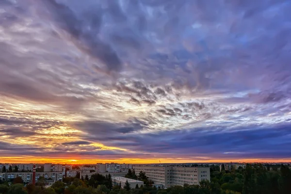 Himlen Med Moln Över Staden Sunrise — Stockfoto