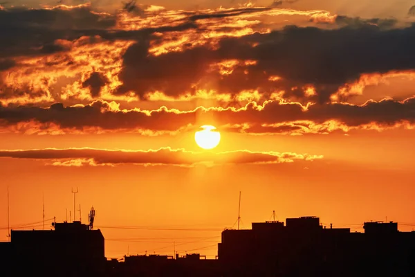 Slunce Obloha Mraky Nad Siluety Města Večer Při Západu Slunce — Stock fotografie