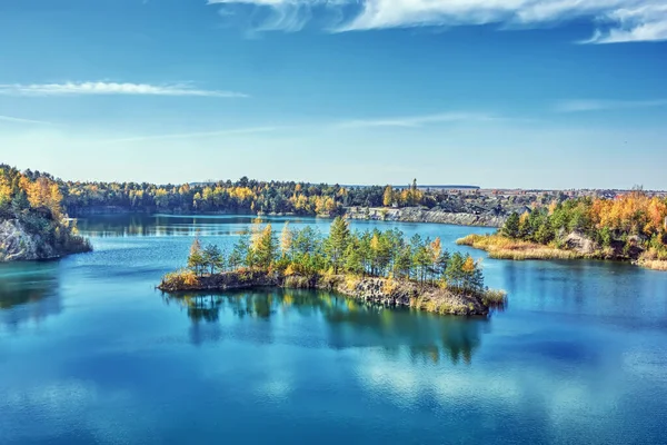 秋天的风景 阳光明媚的日子里 湖面上有岩石海岸 岛上有树 叶子发黄 天空蓝蓝的 — 图库照片