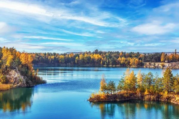 秋天的风景 在阳光明媚的日子里 湖面上有岩石般的海岸 树上长满了黄叶 蓝蓝的天空 — 图库照片