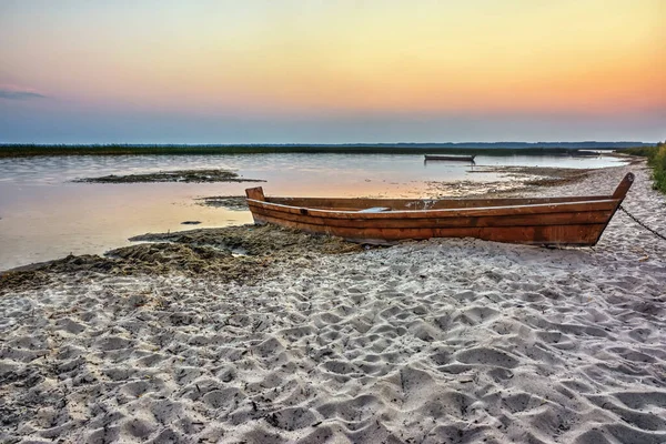 Sunrise Lake Wooden Boat Sandy Beach — Stock Photo, Image