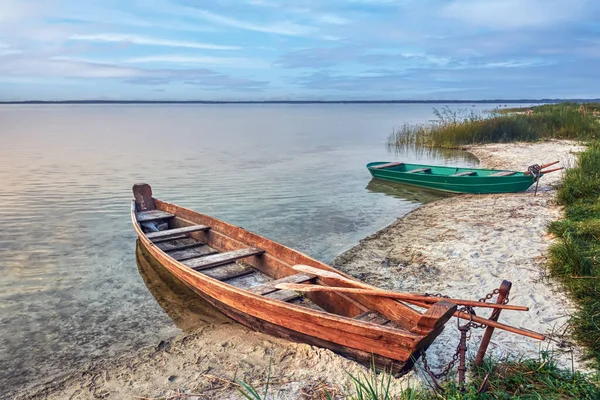 Evening Lake Boats Sandy Shore Calm Water Blue Sky Clouds — Stock Photo, Image