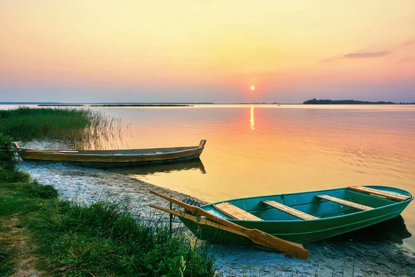 Sunset Lake Boats Shore Sun Reflected Calm Water — Stock Photo, Image