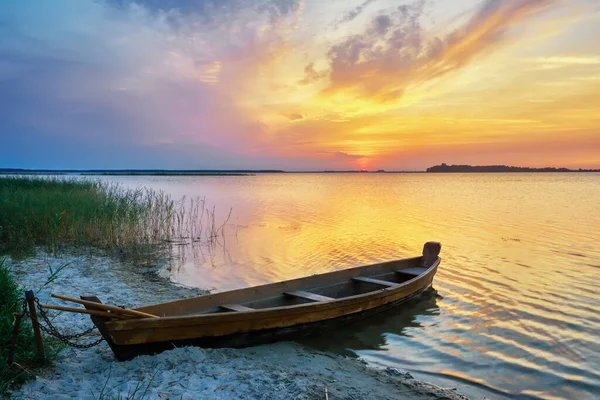 Sunset Lake Boat Shore Sun Reflected Calm Water — Stock Photo, Image