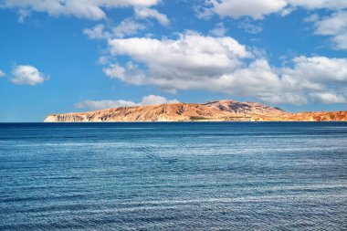 Yaz manzarası - güneşli bir günde deniz ve dağlık sahil.