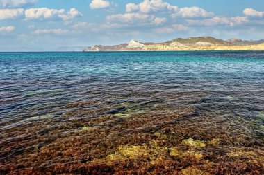 Yaz manzarası - güneşli bir günde deniz ve dağlık sahil.