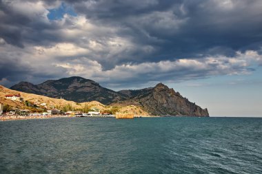 Yaz manzarası - Fırtına bulutları ile fırtınalı bir fırtınada kayalık deniz kıyısı.