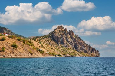 Yaz manzarası - güneşli bir günde deniz ve dağlık sahil.
